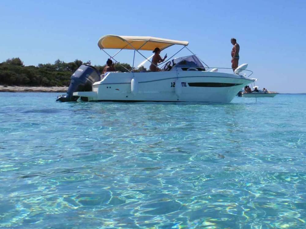 La tua giornata a Mali Lošinj: noleggia una barca a motore per una giornata intera alla scoperta del mondo sottomarino.