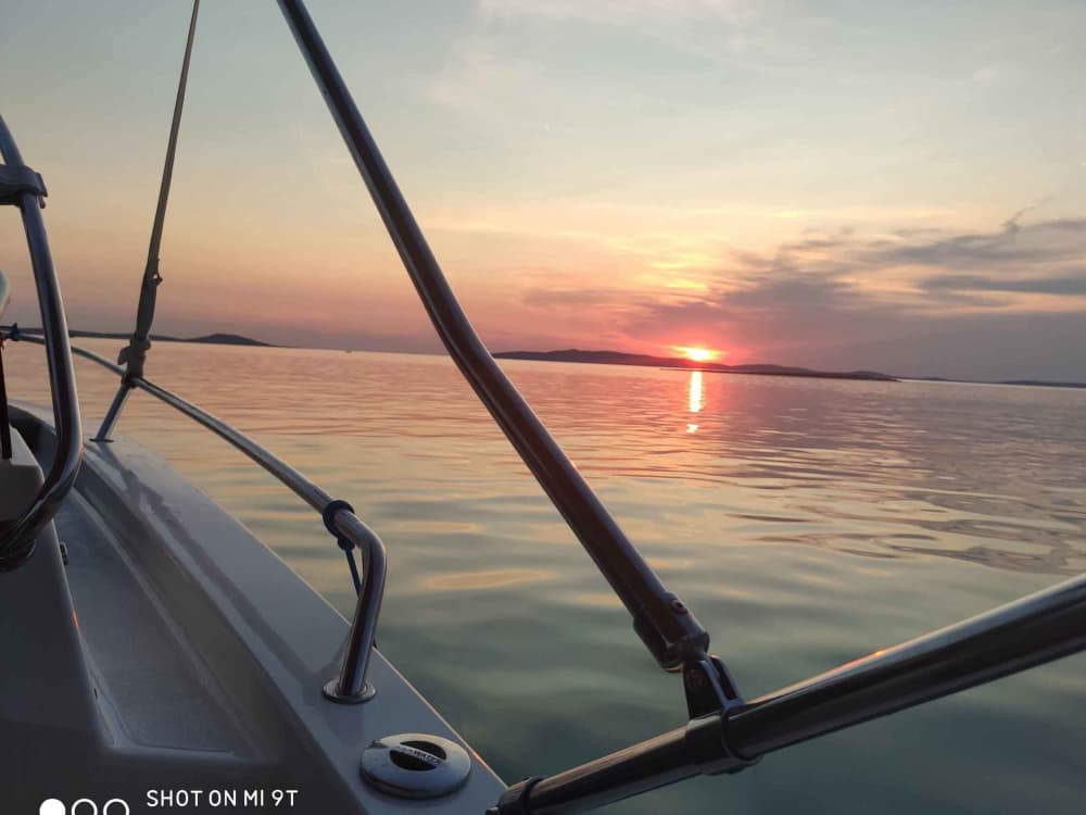 La tua giornata a Mali Lošinj: noleggia una barca a motore per una giornata intera alla scoperta del mondo sottomarino.