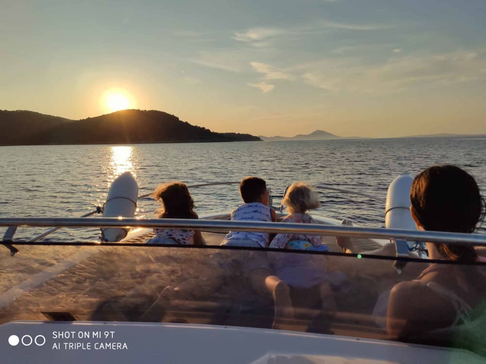 La tua giornata a Mali Lošinj: noleggia una barca a motore per una giornata intera alla scoperta del mondo sottomarino.