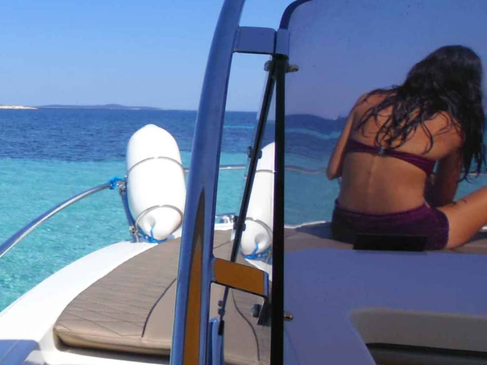 La tua giornata a Mali Lošinj: noleggia una barca a motore per una giornata intera alla scoperta del mondo sottomarino.