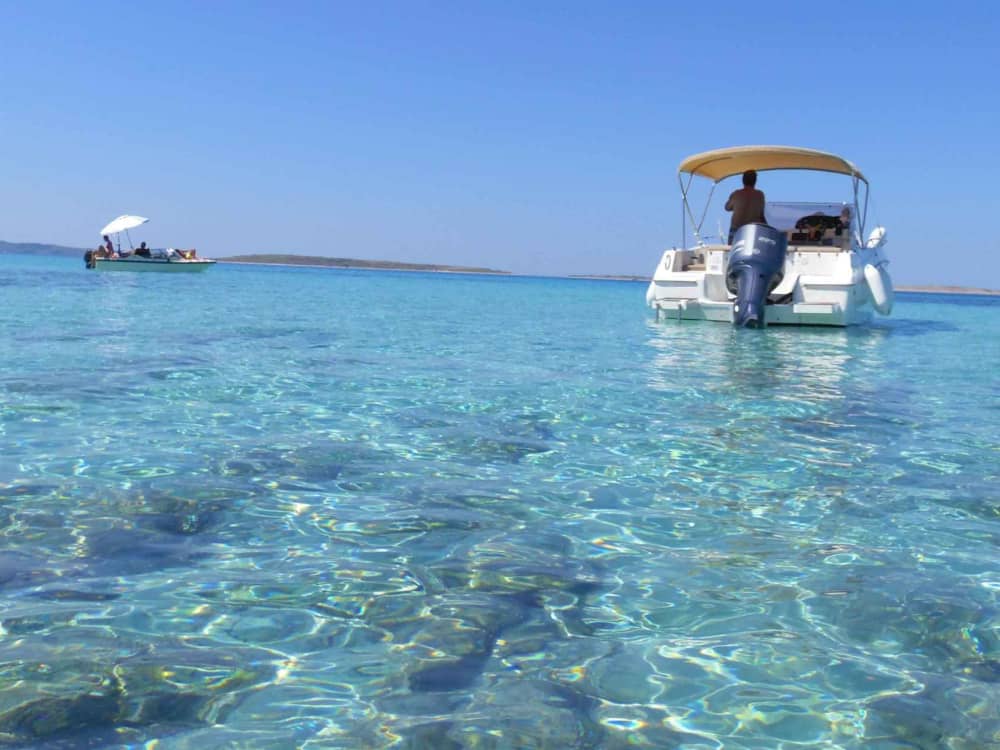 La tua giornata a Mali Lošinj: noleggia una barca a motore per una giornata intera alla scoperta del mondo sottomarino.