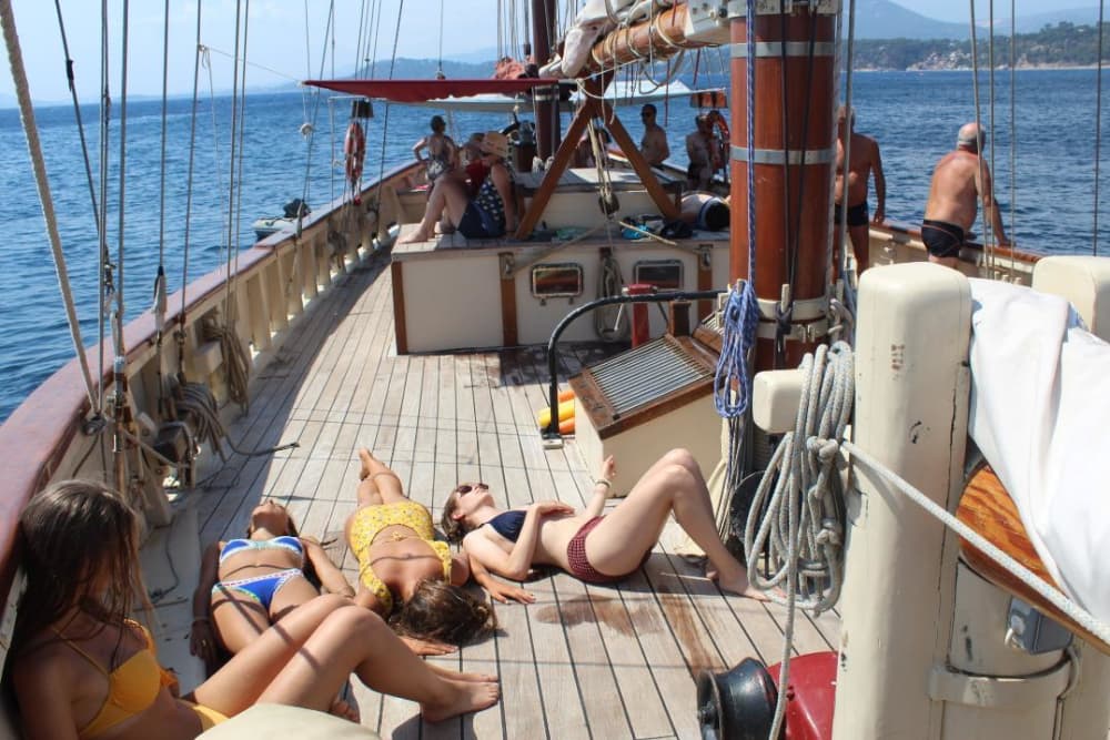 Le rythme de Toulon : des moments inoubliables sur un voilier