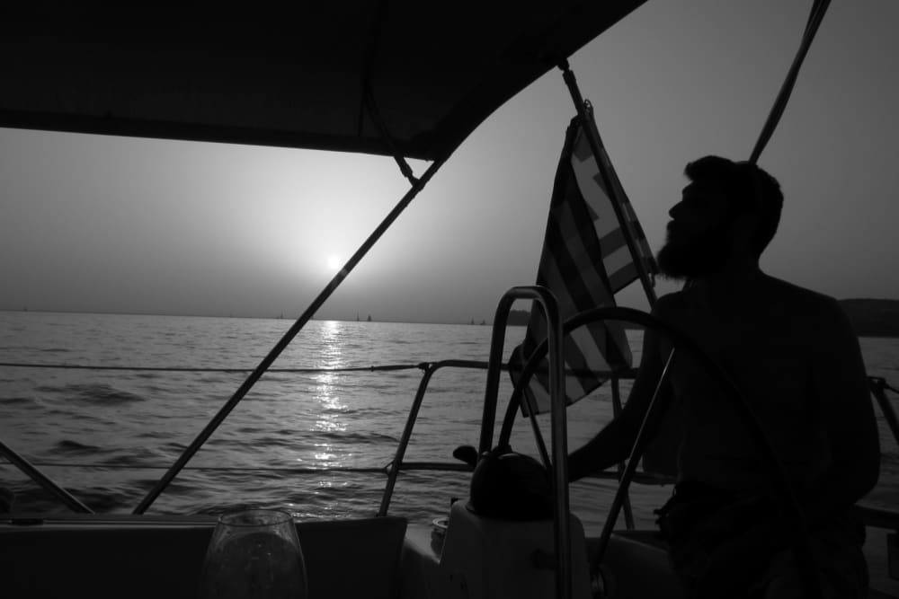 Experiencia de navegación de medio día en velero en Santorini.