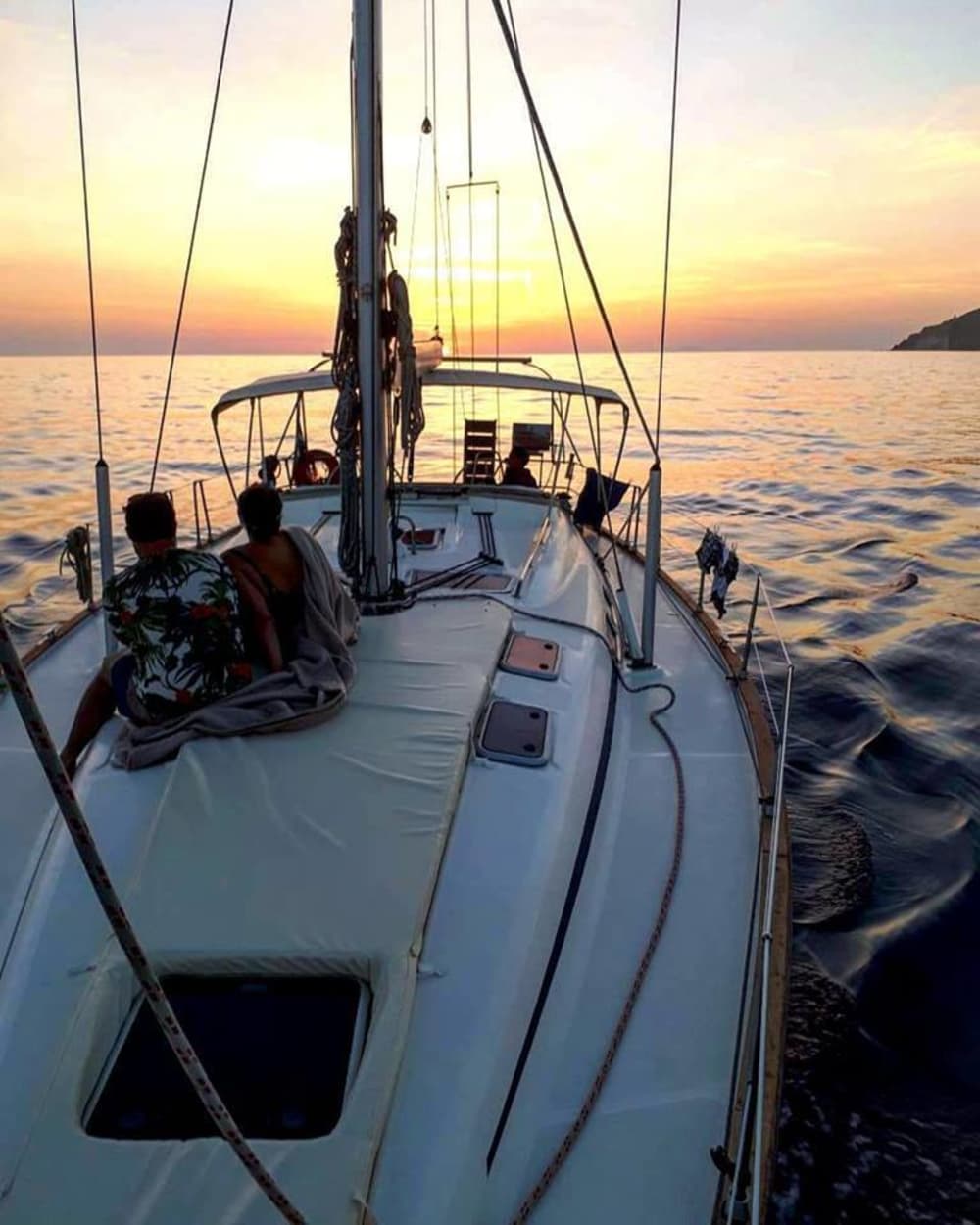 Expérience de voile d'une demi-journée sur un voilier à Santorin