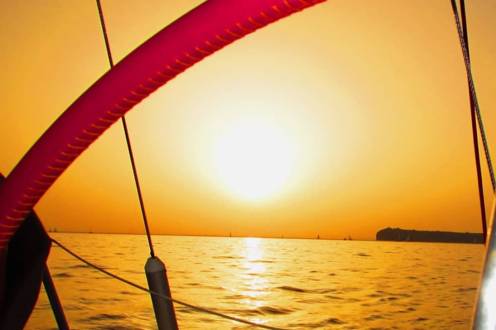 Expérience de voile d'une demi-journée sur un voilier à Santorin