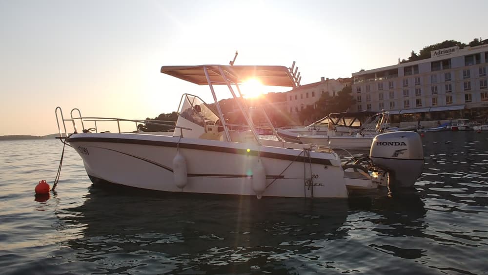 Calas escondidas de Hvar y aventura en la costa sur