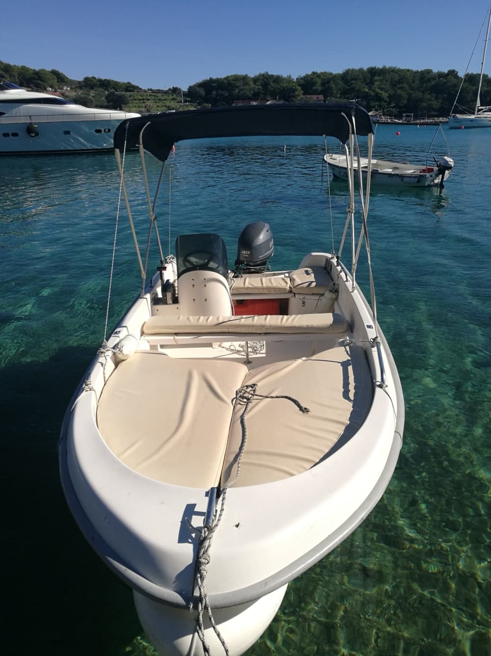 Excursión en barco de día completo por la costa de Hvar