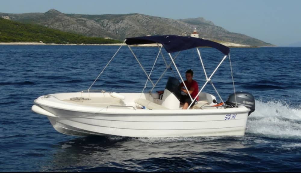Excursión en barco de día completo por la costa de Hvar