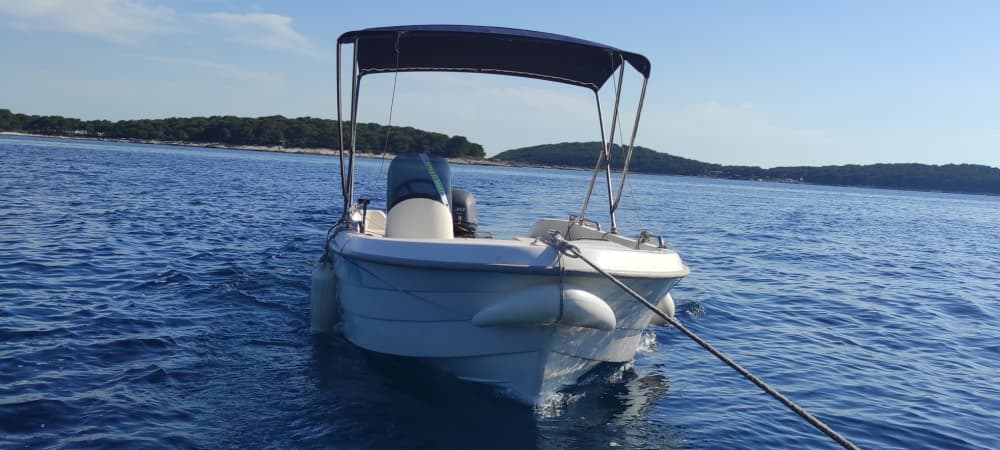 Excursión en barco de día completo por la costa de Hvar