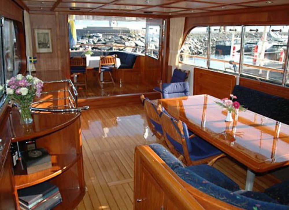 Erleben Sie die Wellen: Ein halbtägiger Ausflug in Stockholm an Bord einer Motoryacht