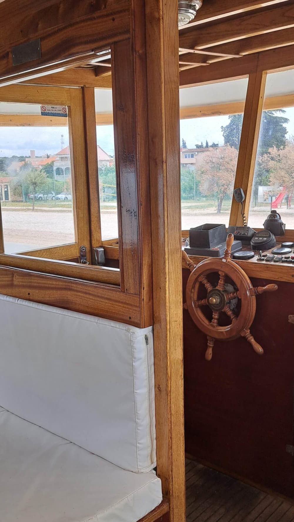 Descubre las costas de Biograd na Moru: una excursión de un día completo a bordo de una lancha motora.