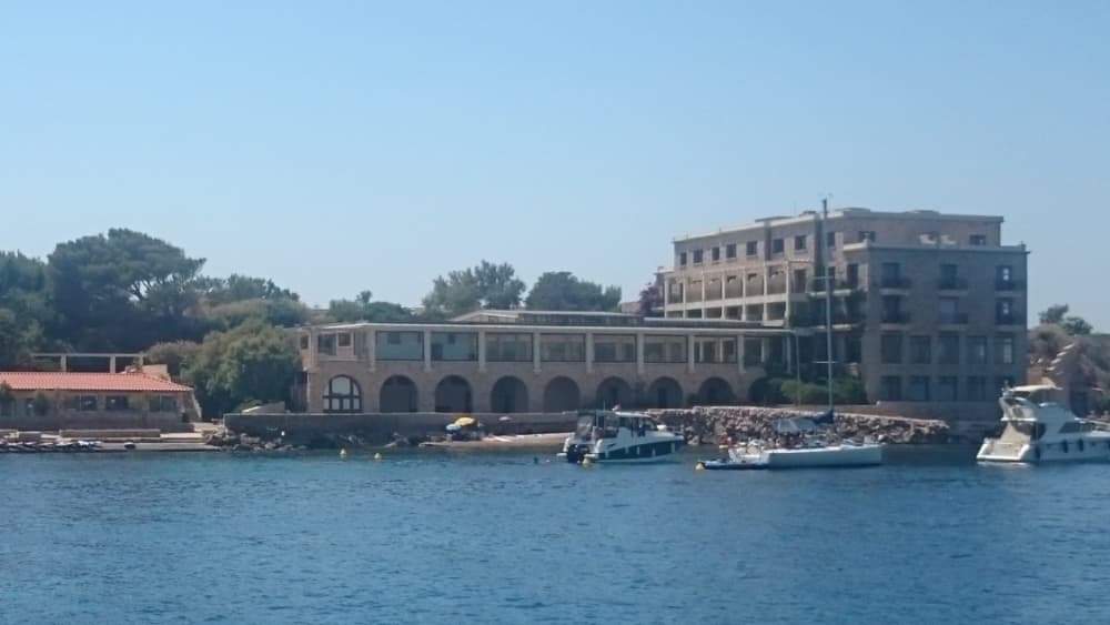 Le meilleur de Toulon se découvre sur l'eau : une journée privée complète en bateau à moteur