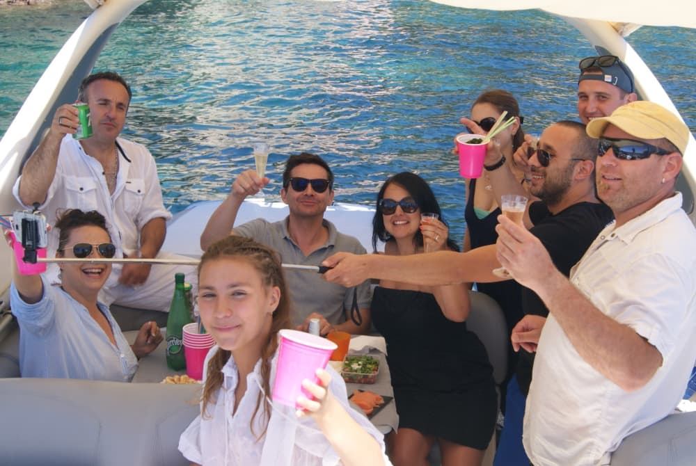 Le meilleur de Toulon se découvre sur l'eau : une journée privée complète en bateau à moteur