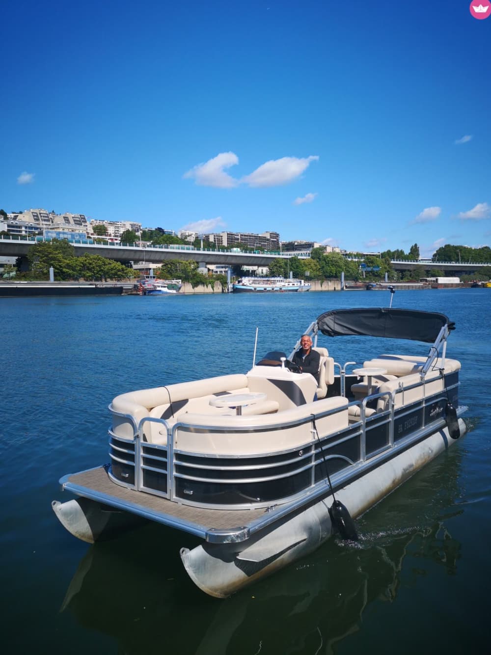 Croisière autour des monuments emblématiques de Paris sur bateau privatisé
