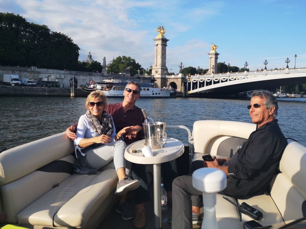 Croisière autour des monuments emblématiques de Paris sur bateau privatisé