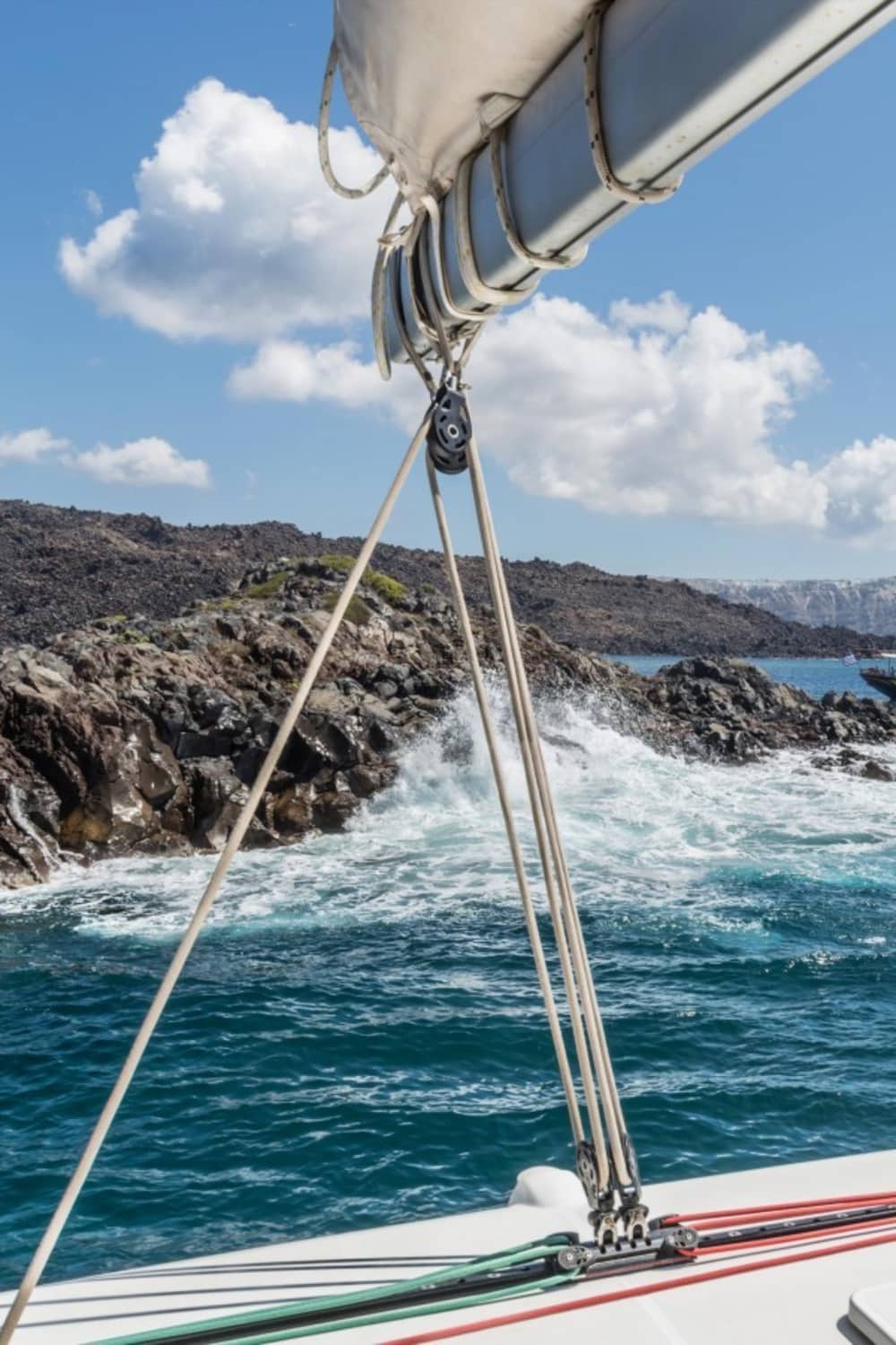 Découvrez Santorin lors d'une excursion en voilier d'une journée.