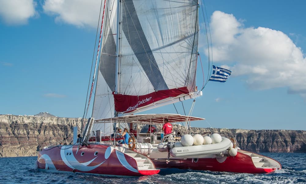 Découvrez Santorin lors d'une excursion en voilier d'une journée.