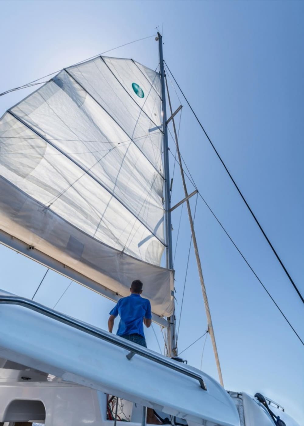 Cap sur le bonheur : une journée complète de navigation authentique à Santorin en catamaran