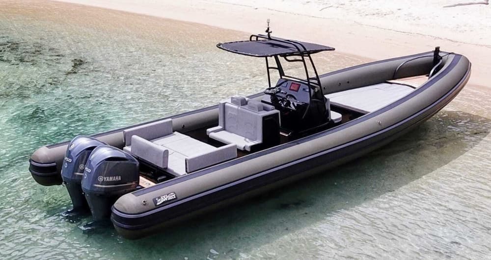 Enjoy 9h30 on a motorboat to explore Cannigione