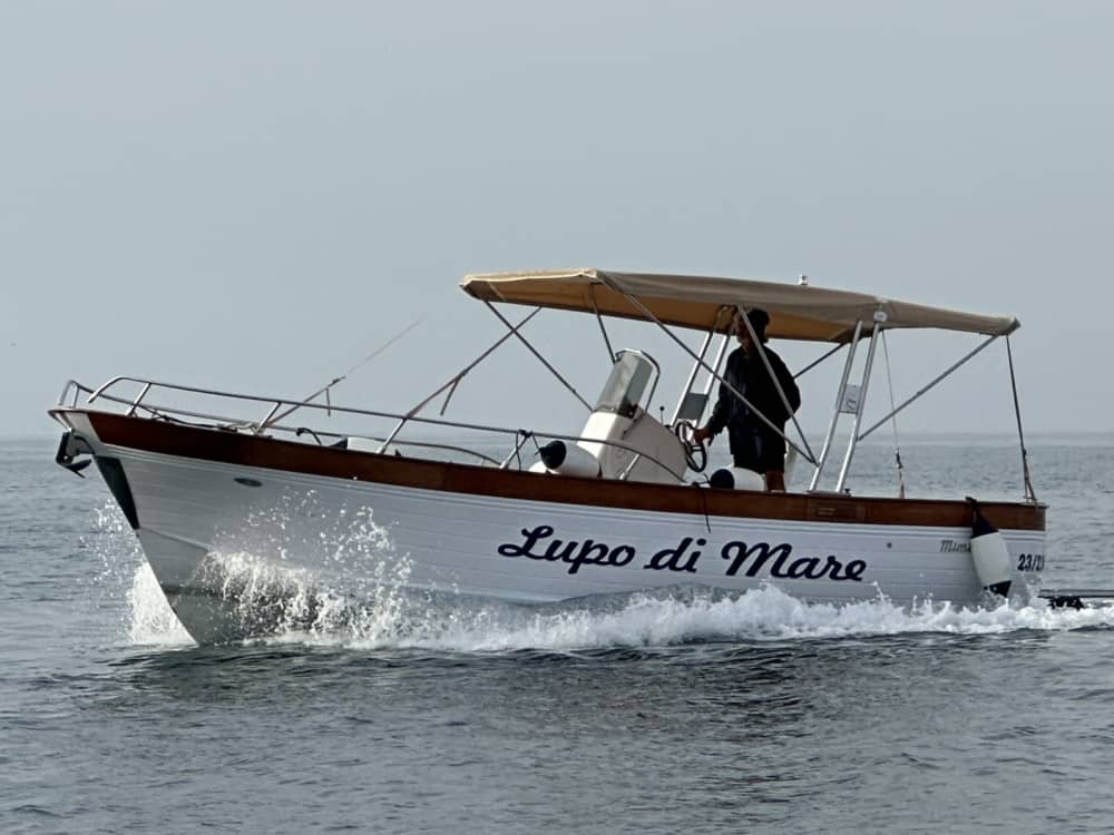 Um dia para descobrir Ponza: puro relaxamento no azul italiano.