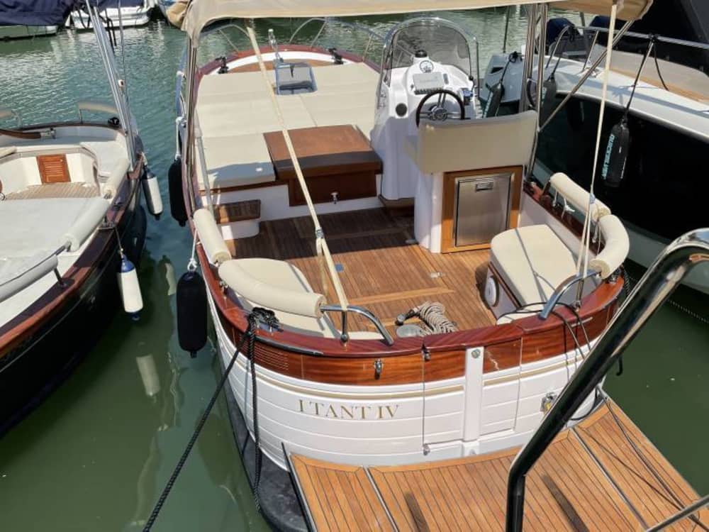 Um dia para descobrir Ponza: puro relaxamento no azul italiano.