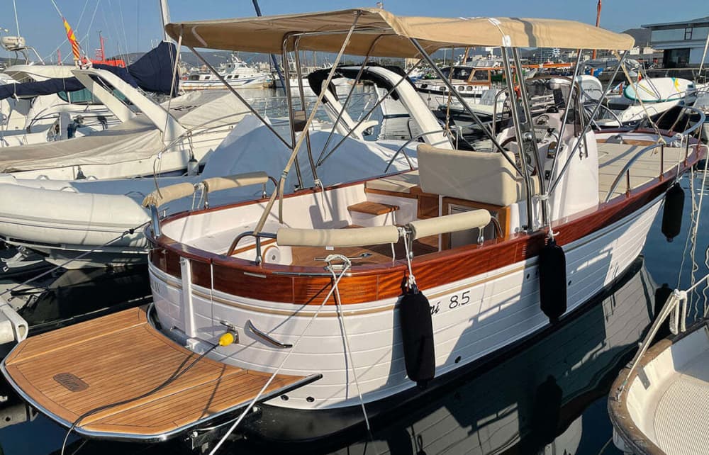 Um dia para descobrir Ponza: puro relaxamento no azul italiano.