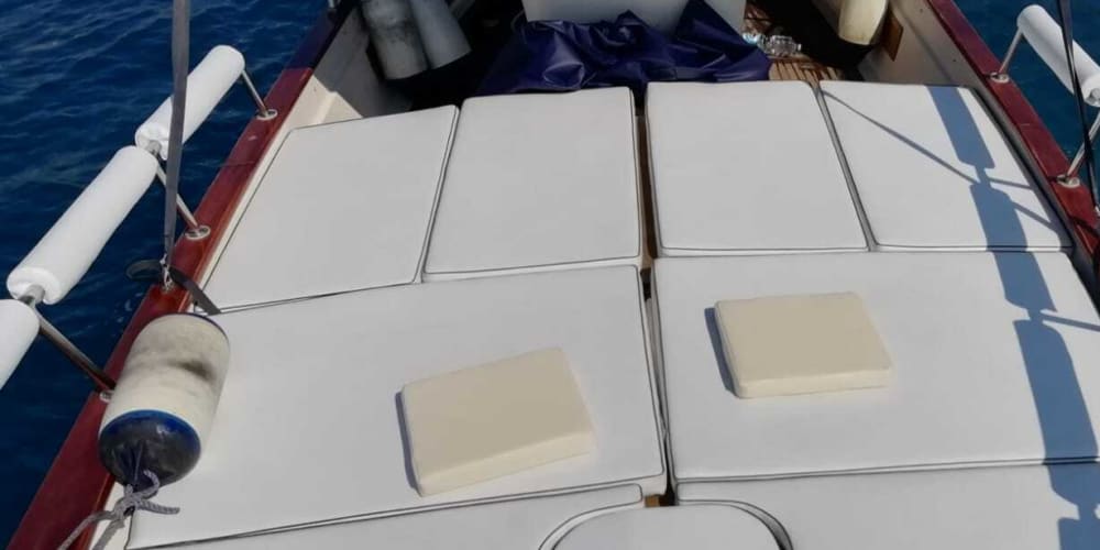 Um dia em Ponza: Desfrute de 7 horas de descobertas em um barco a motor.