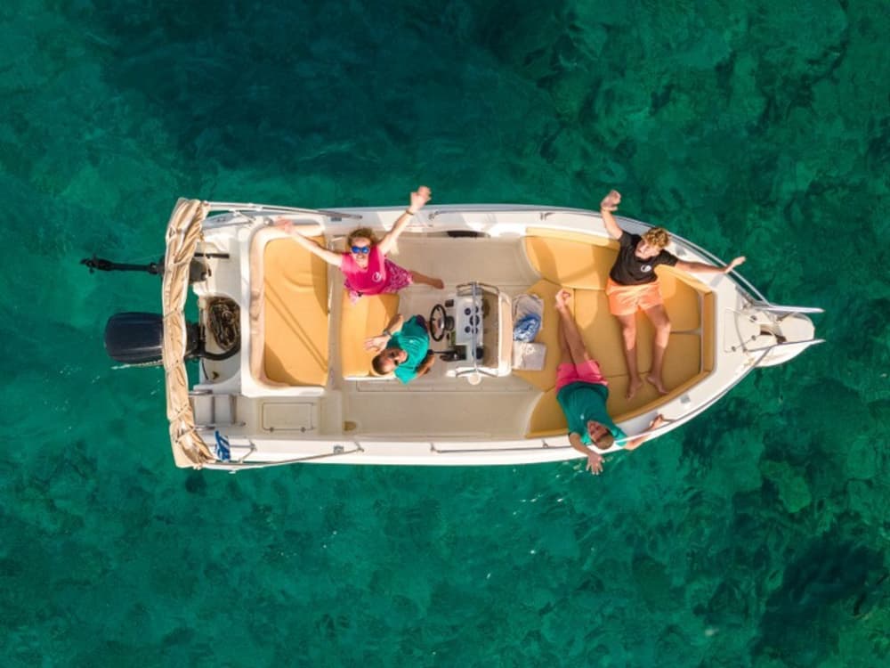 One day around Paxi: Enjoy 9h of discovery on a motorboat