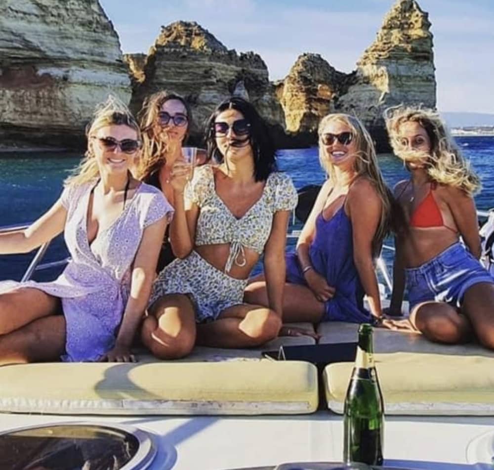 Tekneyle Lagos'u keşfedin: Motorlu bir tekneyle suda dolu dolu bir gün geçirin.