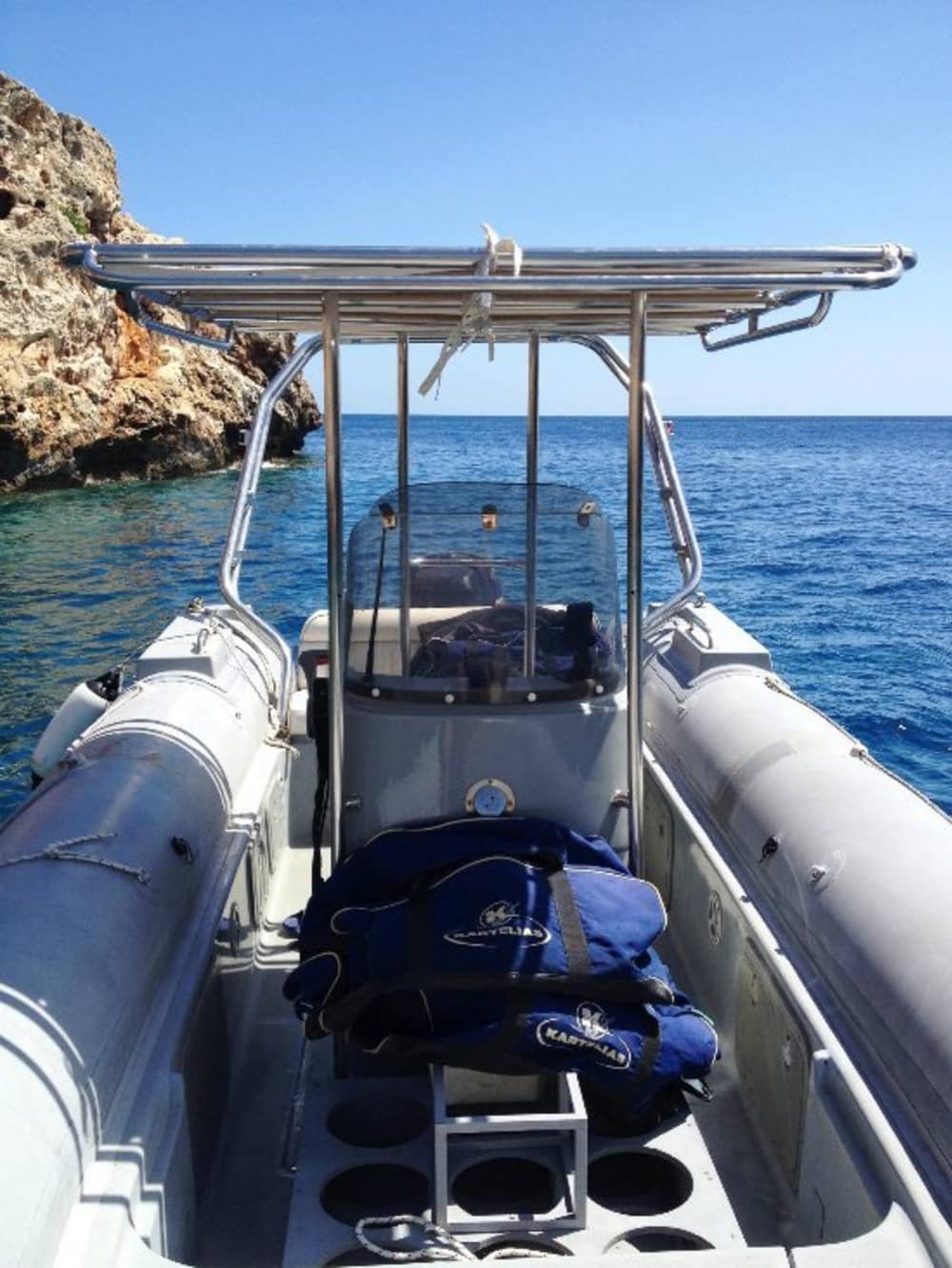 Blanc, bleu et divin : une journée complète sur un bateau à moteur
