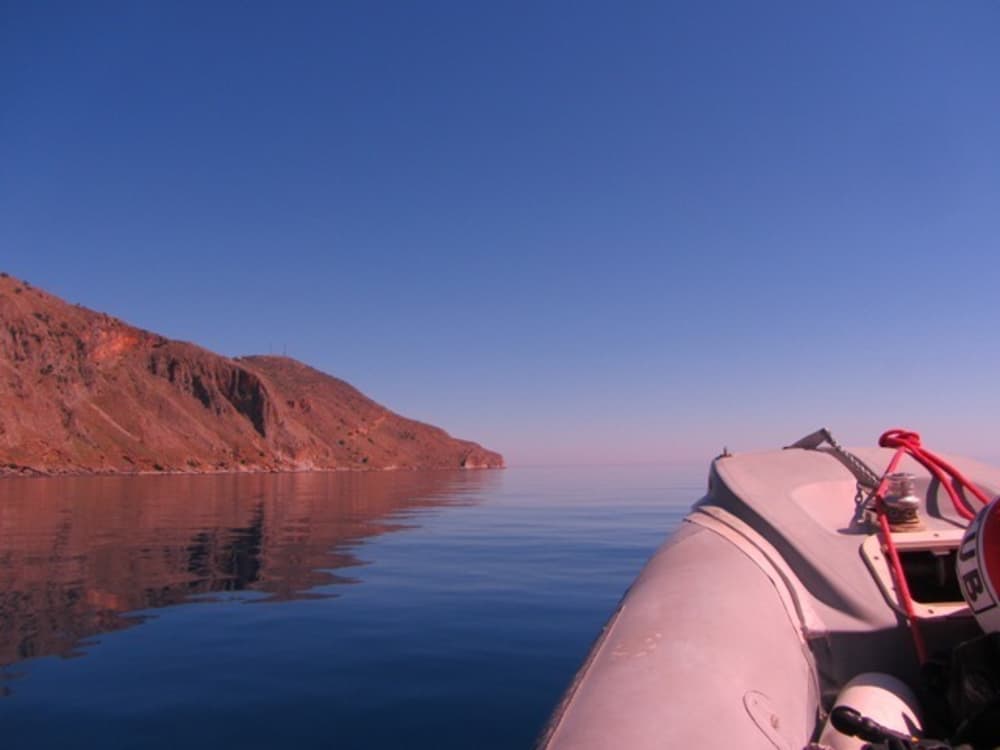 Blanc, bleu et divin : une journée complète sur un bateau à moteur