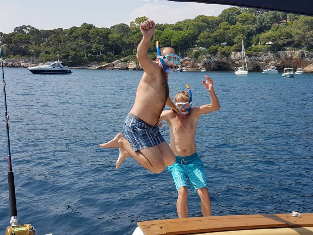 3:30, aby odkryć Saint-Jean-Cap-Ferrat łodzią motorową