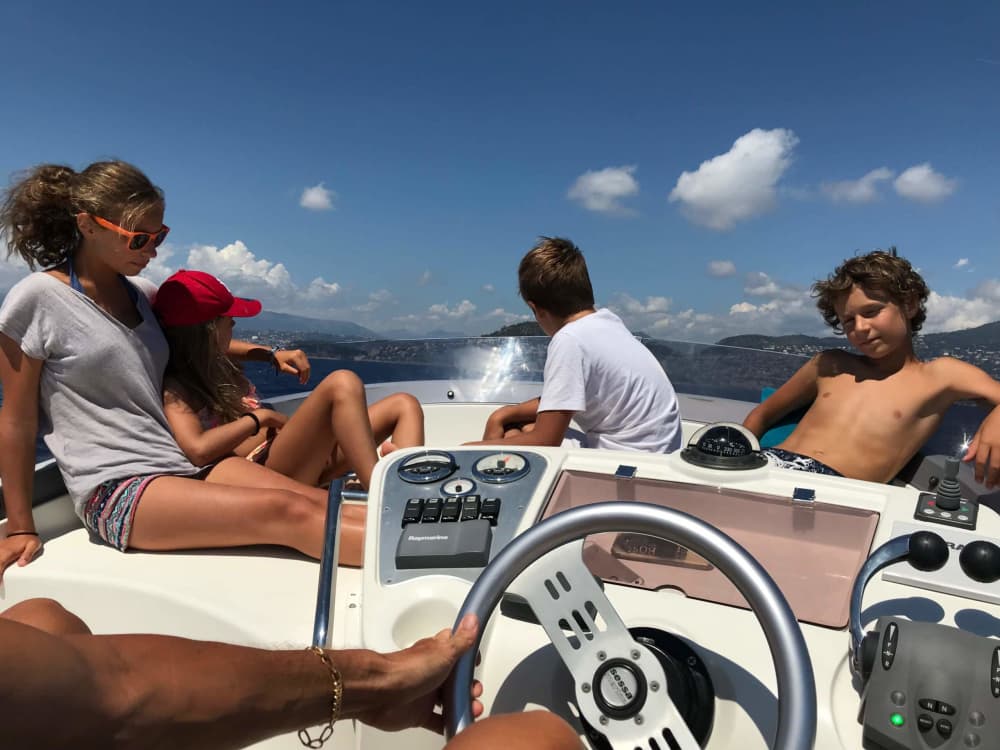 3:30, aby odkryć Saint-Jean-Cap-Ferrat łodzią motorową