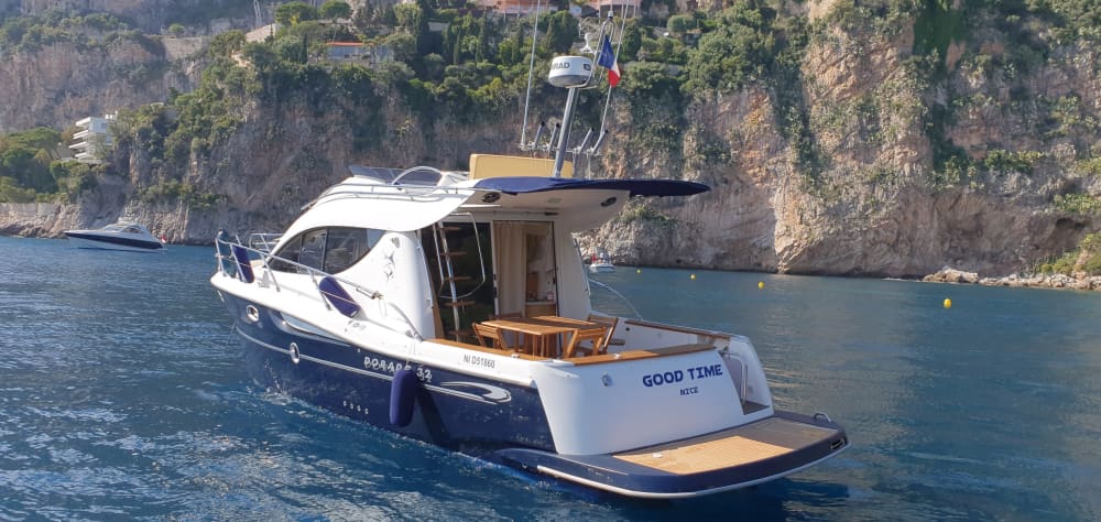 3:30, aby odkryć Saint-Jean-Cap-Ferrat łodzią motorową