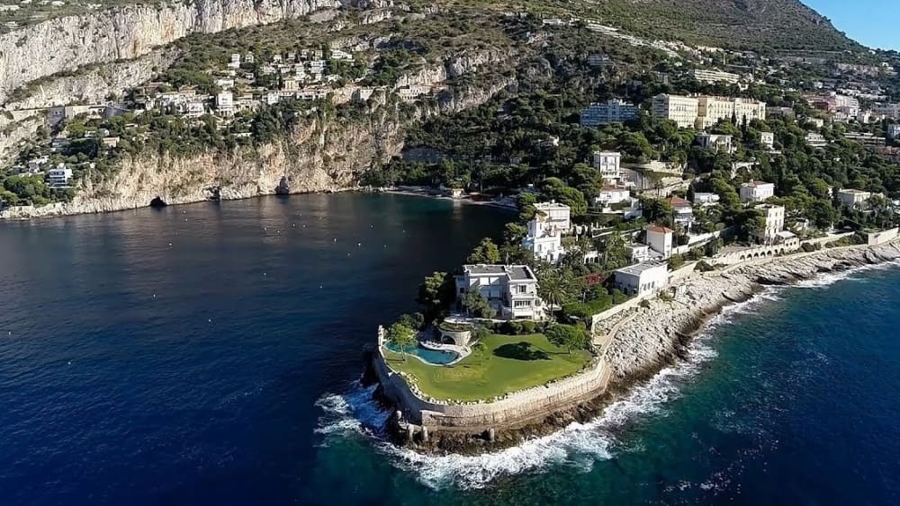3:30, aby odkryć Saint-Jean-Cap-Ferrat łodzią motorową