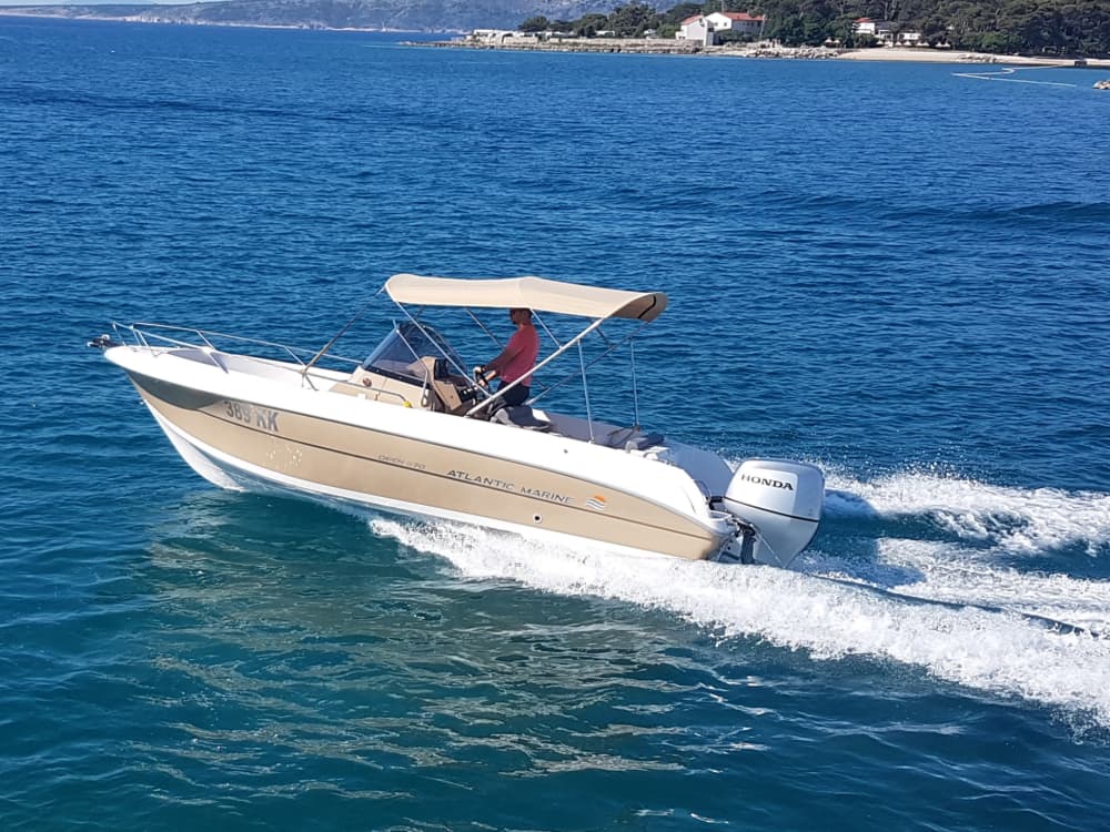 Ihr Tag in Krk: Mieten Sie ein Motorboot für 9 Stunden Entdeckungstour