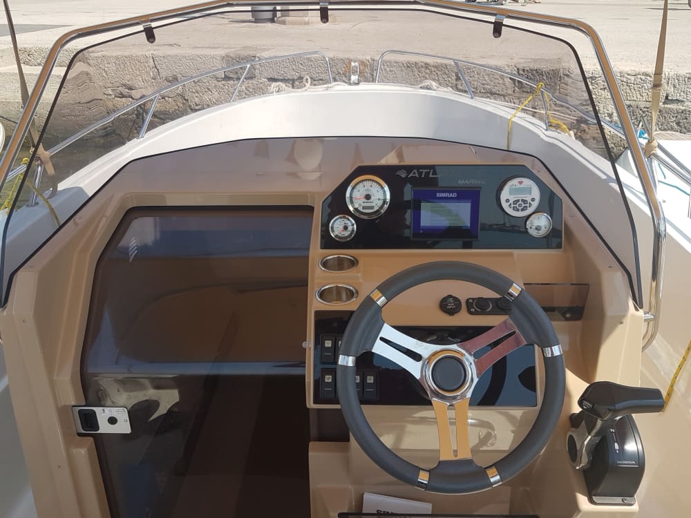 Ihr Tag in Krk: Mieten Sie ein Motorboot für 9 Stunden Entdeckungstour