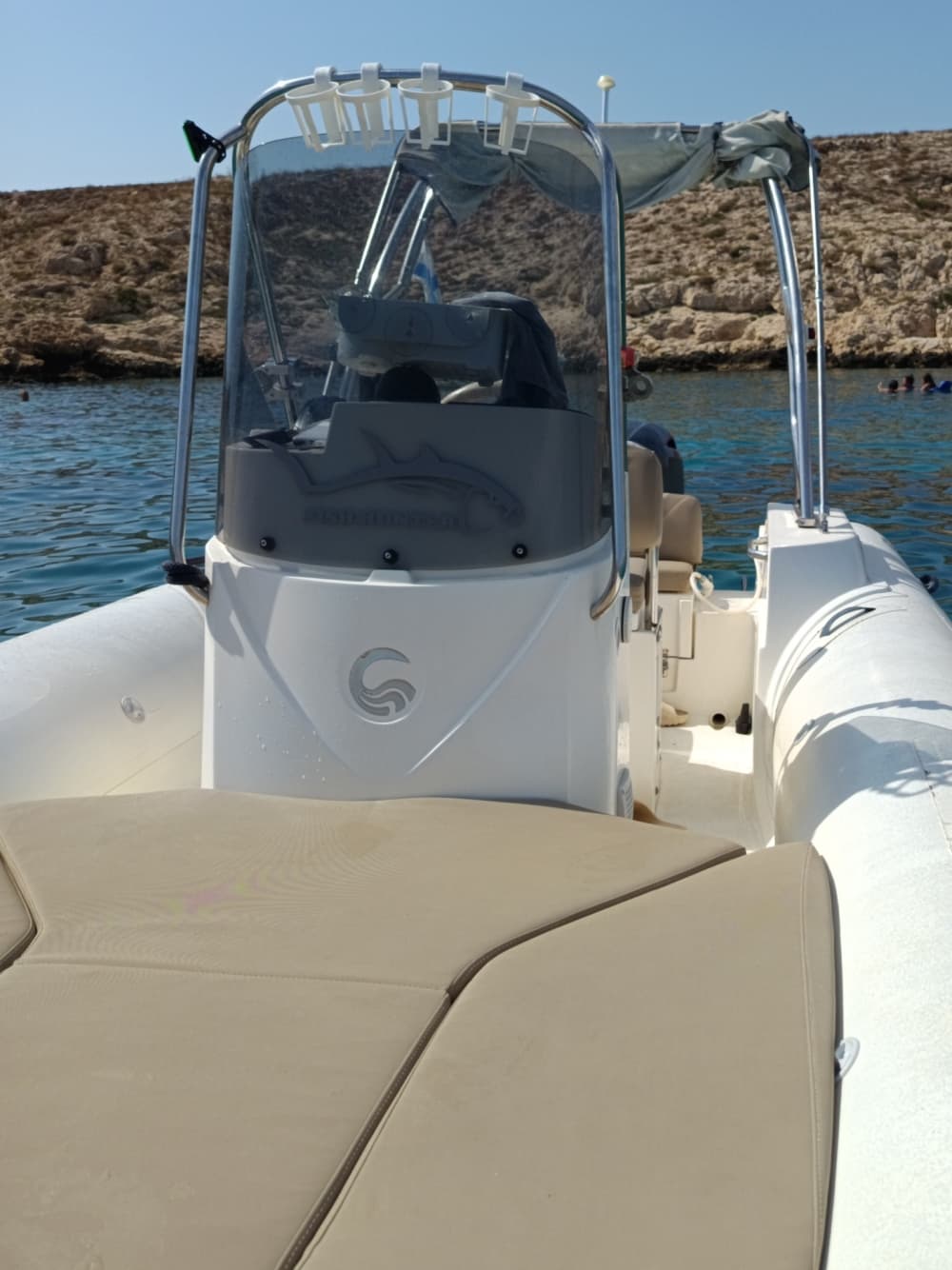 Zee, liefde en zon: een dag vol emoties op een motorboot.