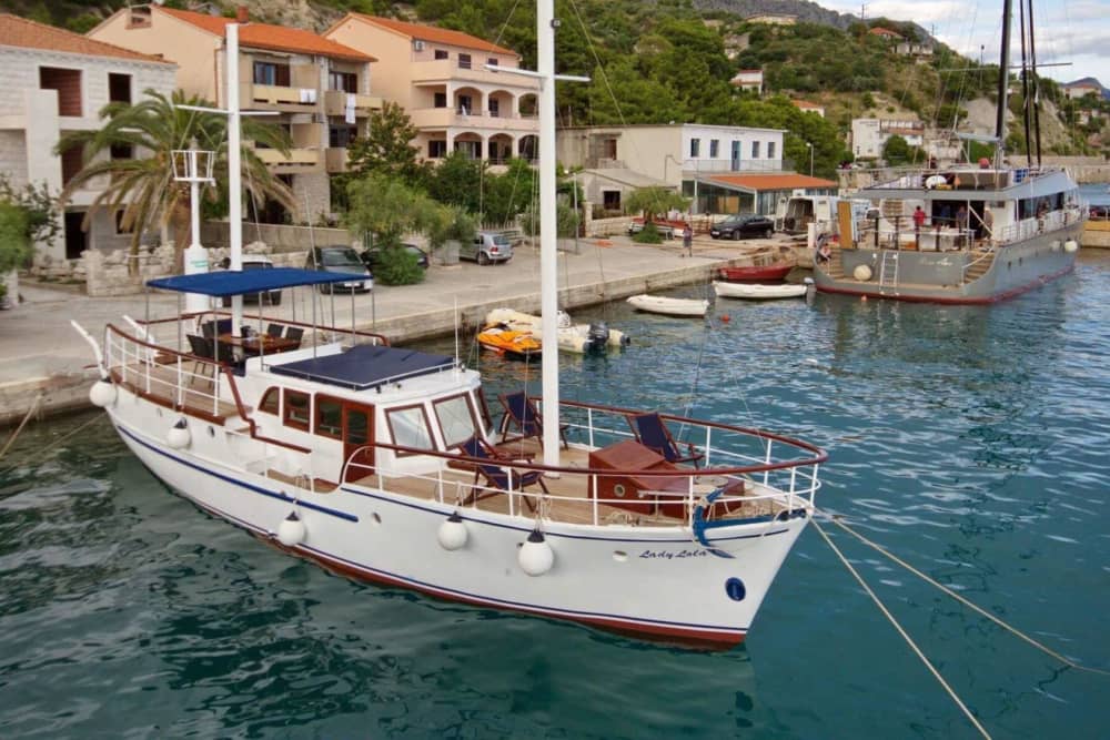 Εξερευνήστε το Brač by Boat: Lady Lola’s Charming Coast Tour