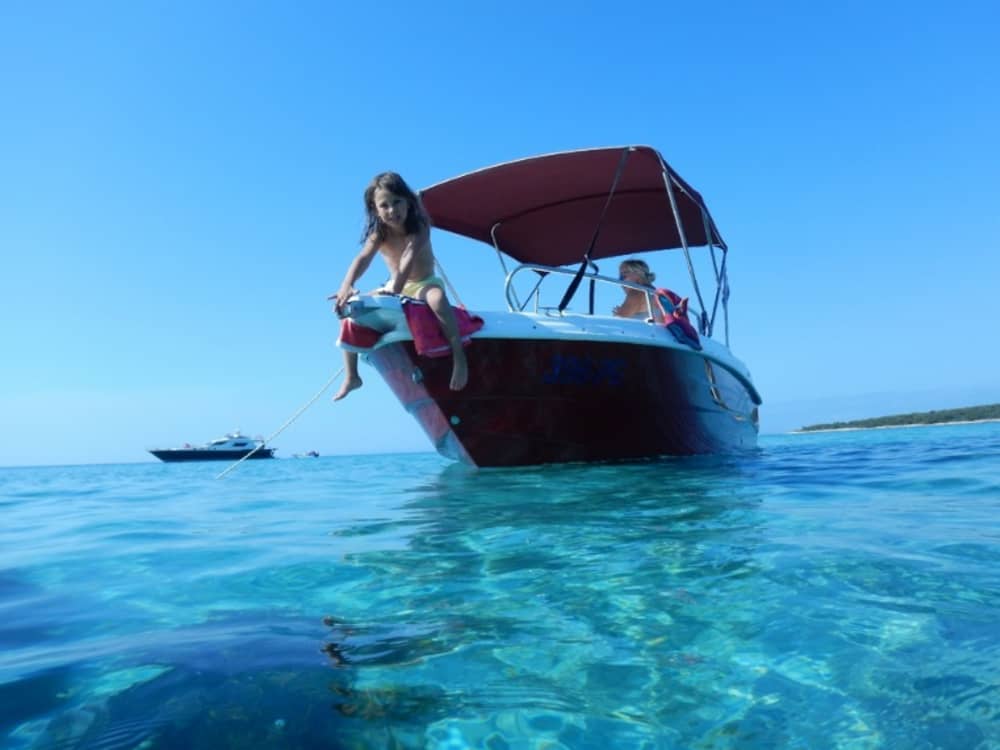 Profitez de 11 heures de bateau à moteur pour explorer Šimuni