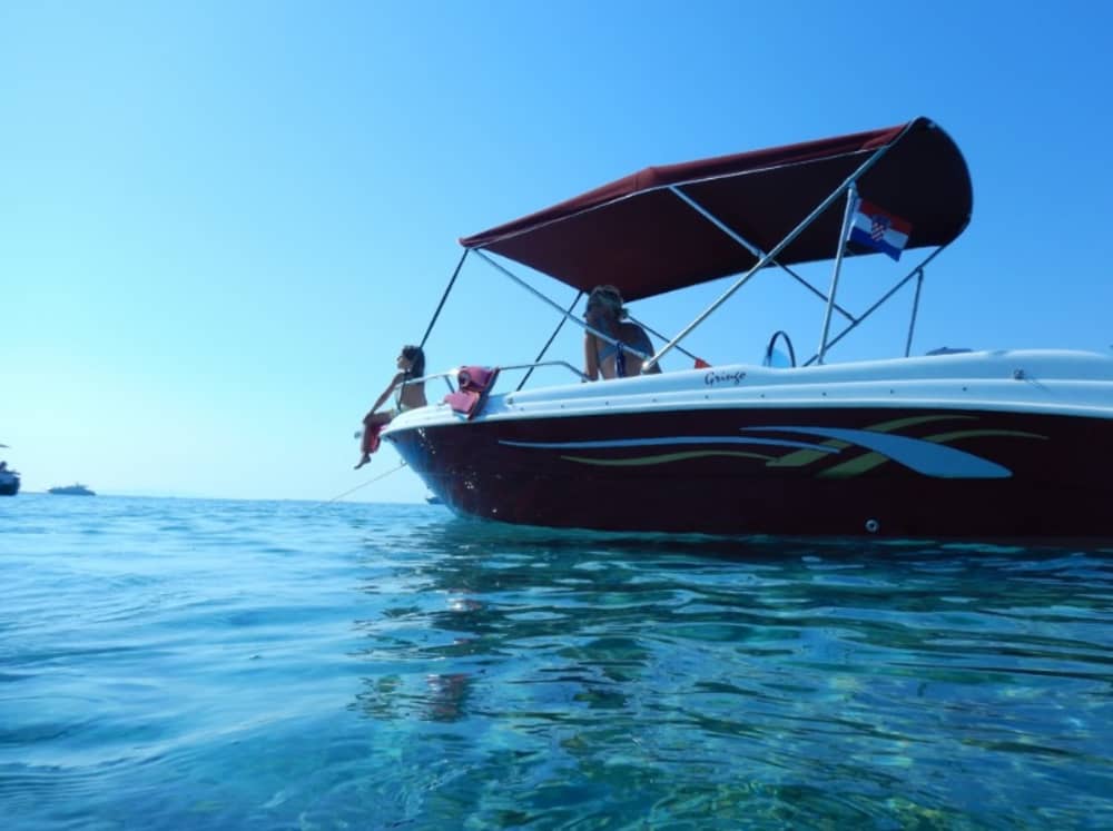 Profitez de 11 heures de bateau à moteur pour explorer Šimuni