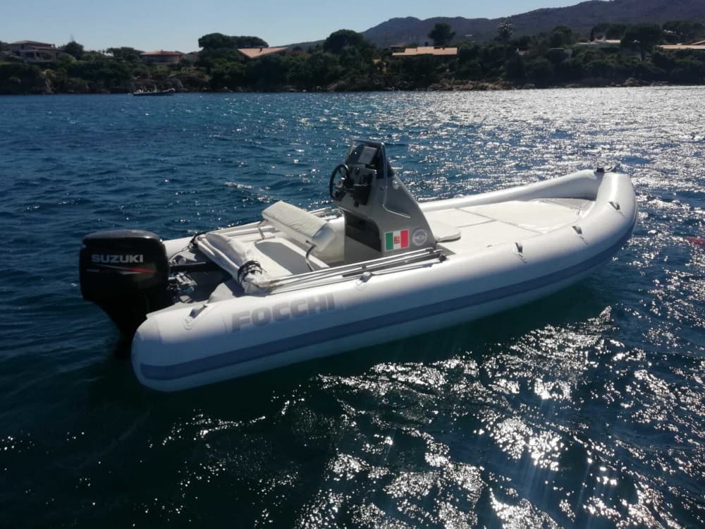 Upptäck Golfo Aranci på en heldagstur med motorbåt
