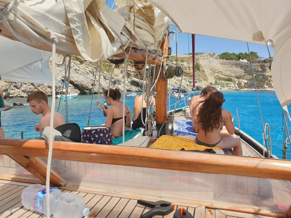 Day trip on a vintage sailing boat from Castro Marina.