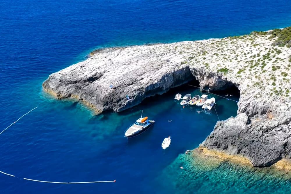Prywatna wycieczka łodzią motorową do Błękitnej Jaskini i wyspy Hvar (Paklenjaci).
