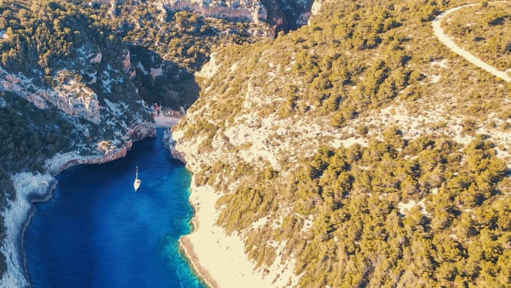 Prywatna wycieczka łodzią motorową do Błękitnej Jaskini i wyspy Hvar (Paklenjaci).