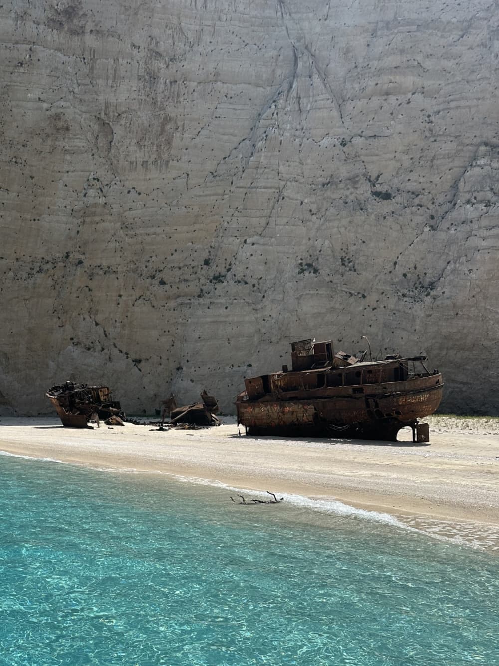 Paseo en barco privado al naufragio, las cuevas azules y avistamiento de tortugas.
