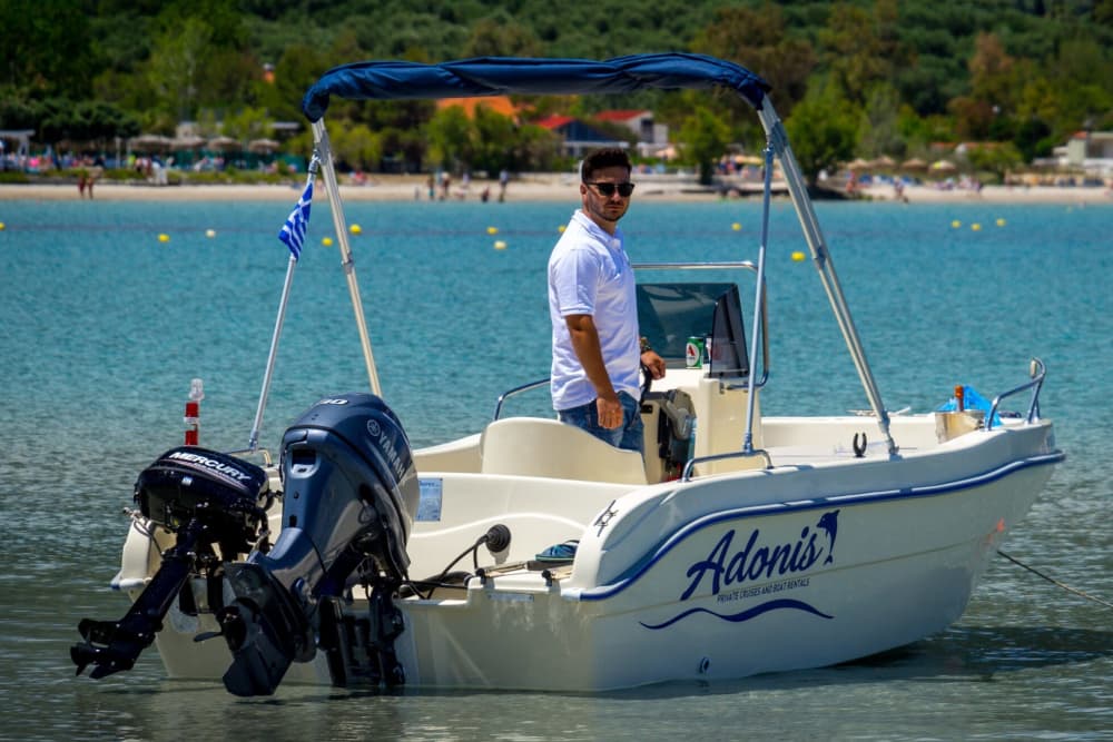 Paseo en barco privado al naufragio, las cuevas azules y avistamiento de tortugas.