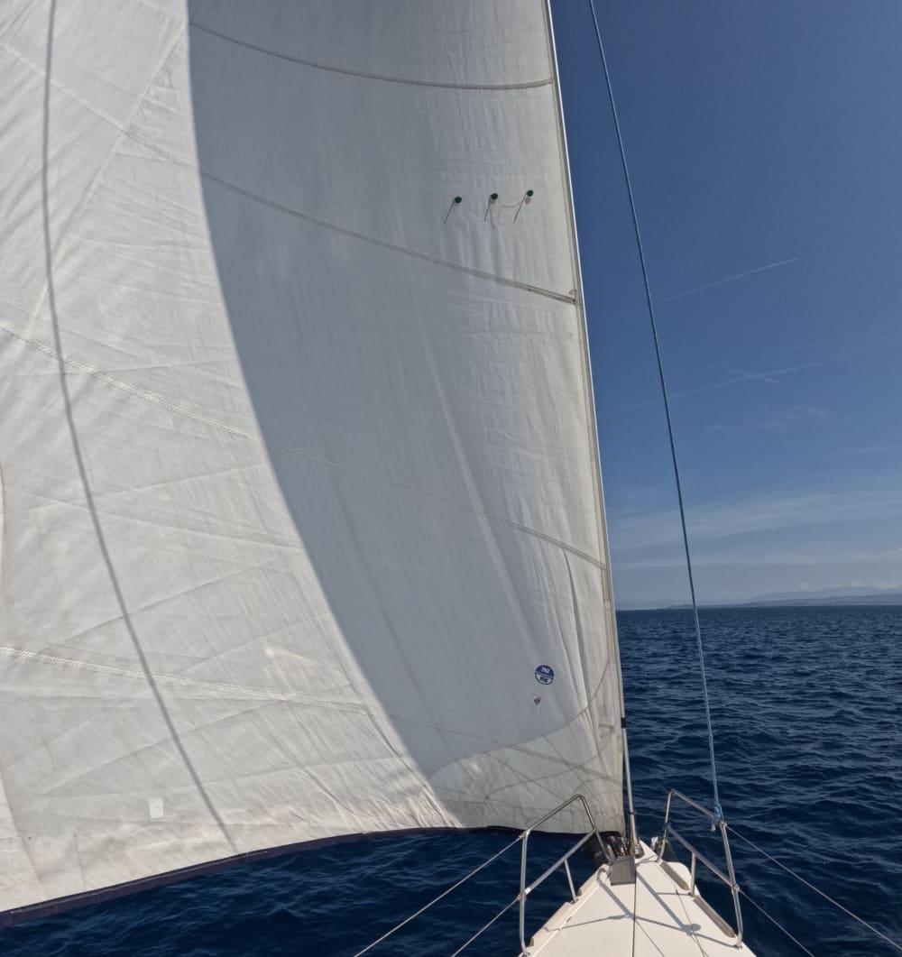 Traccia la rotta verso la gioia: una giornata intera di autentica navigazione a vela a Spalato su una barca a vela.