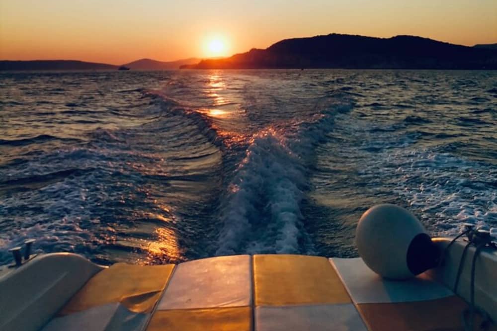 Abendliche Bootsfahrt von Bol bei Sonnenuntergang