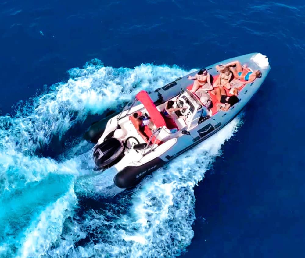 Zee, liefde en zon: een dag vol emoties op een motorboot.